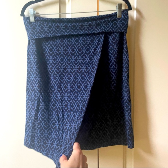 Athleta Seaside Foldover Faux Wrap Skirt Navy GeoPrint size M - Picture 2 of 7